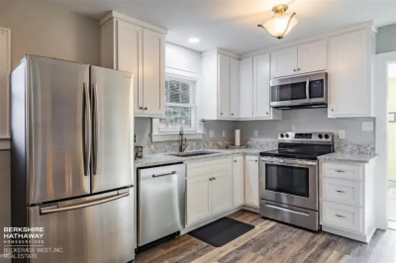 1032 Cody Ave Cody #8