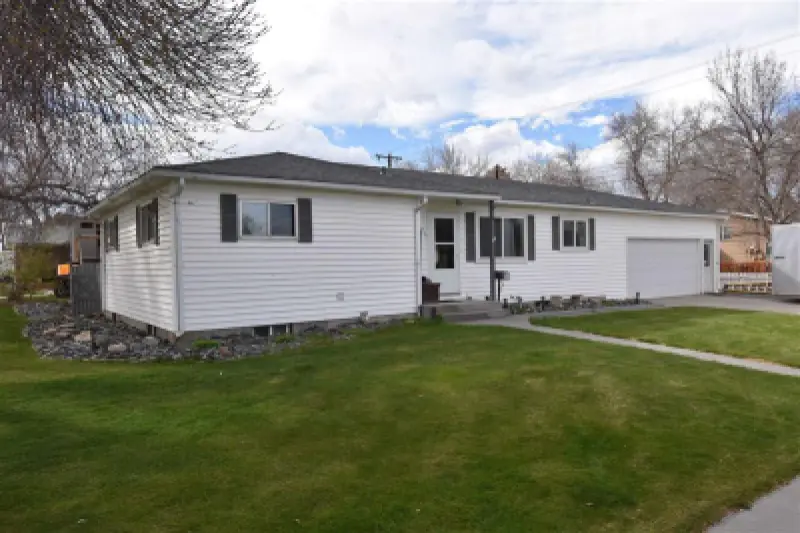 506 Shoshone St Powell #2
