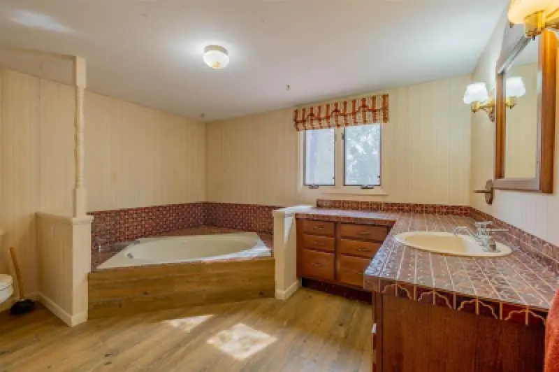 1002 Lane 11 1/2 Powell #117
