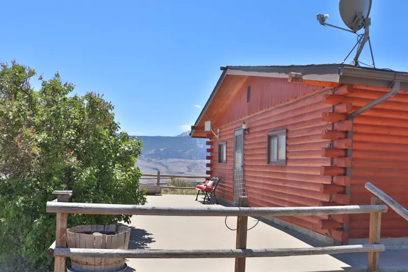 CODY WYOMING LOG HOME NEXT TO BLM #33