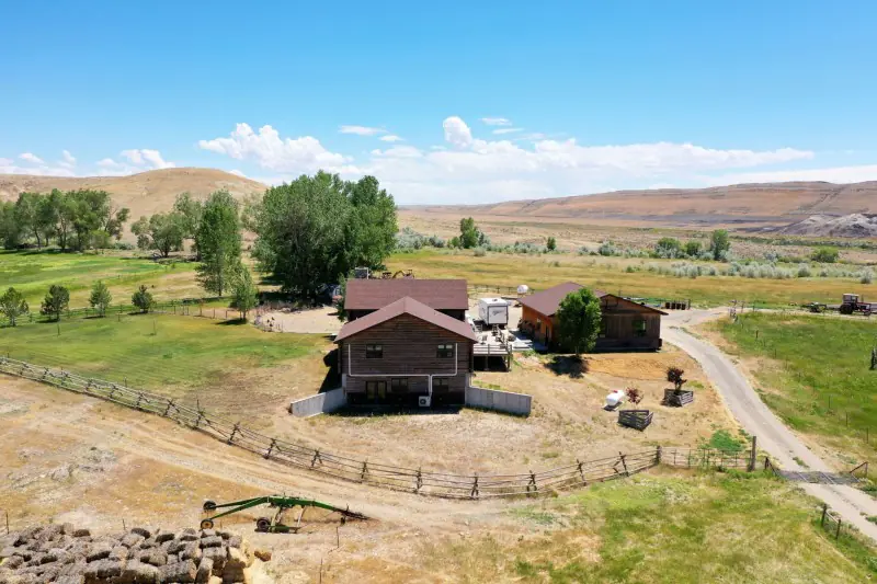 GREYBULL WYOMING LOG SIDED HOME ON 40 ACRES #89
