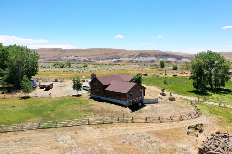 GREYBULL WYOMING LOG SIDED HOME ON 40 ACRES #90