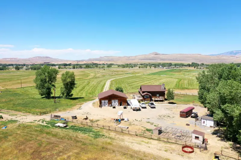 GREYBULL WYOMING LOG SIDED HOME ON 40 ACRES #93