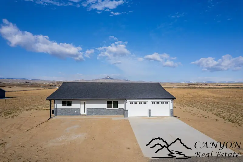 NEW CONSTRUCTION ON 5 ACRES POWELL WYOMING #26