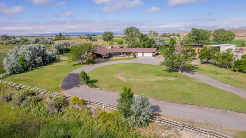 WYOMING COUNTRY ESCAPE #82